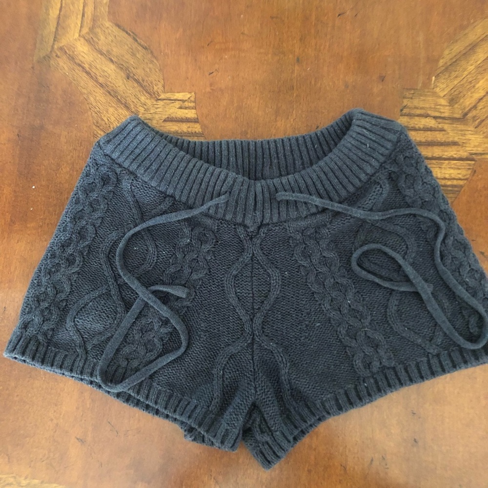 Black (faded) XXI cable knit shorts, size Small
